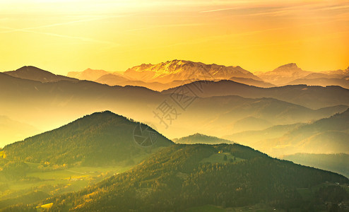 从奥地利施蒂里亚的格拉茨舒克尔山起的日落期间风景著名旅游目地探险点和山骑车从奥利施蒂里亚的格拉茨舒克尔山起的日落期间风景图片