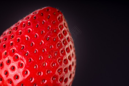 草莓以黑色背景隔离浅的田地深度复制空间浅的田地深度图片