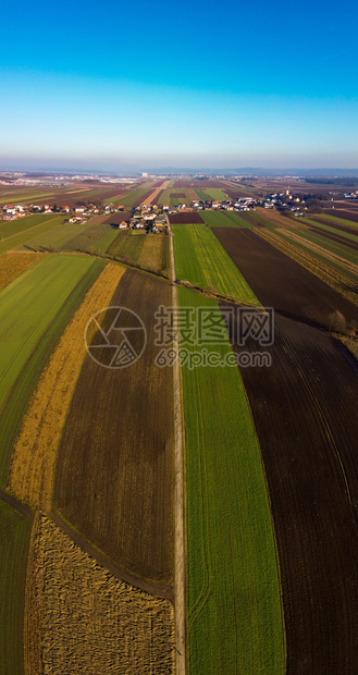 在奥地利施蒂里亚Styria阳光明媚的冬季日落乡村空中全景在美丽的自然景观中有太阳蓝天和绿地的路线背景在奥地利施蒂里亚Styri图片