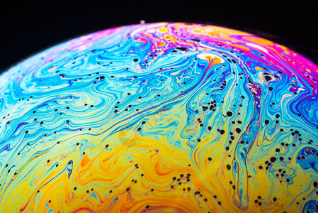 从反映光的肥皂泡沫中摘出的要背景深的彩虹香皂泡沫反映光的肥皂泡沫所摘出的要背景反映光的肥皂泡沫所摘出的要背景图片