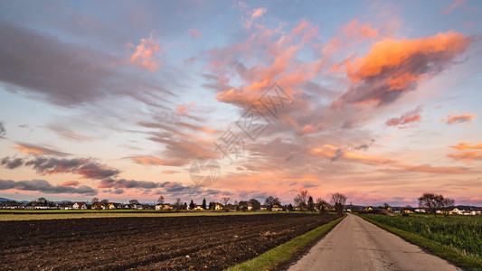 日落在田野和奥地利村庄上天空和云彩繁星天空和云彩飞艳图片