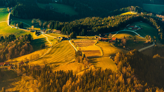 从奥地利施蒂里亚的格拉茨舒克尔山起的日落期间风景著名旅游目地打劫点和山骑车从奥利施蒂里亚的格拉茨舒克尔山起的日落期间风景图片