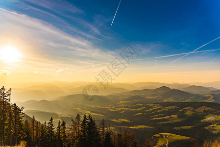 从奥地利施蒂里亚的格拉茨舒克尔山起的日落期间风景著名旅游目地探险点和山骑车从奥利施蒂里亚的格拉茨舒克尔山起的日落期间风景图片