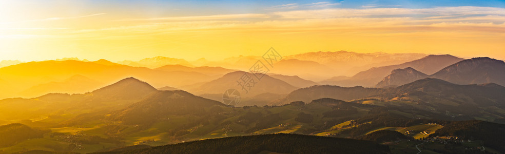 奥地利施蒂里亚的格拉茨舒克尔山春落日时全景著名的旅游目地探险点和山骑车奥利施蒂里亚的格拉茨舒克尔山春日落时全景图片