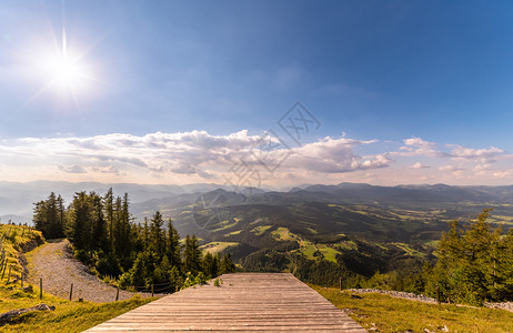 从奥地利斯提里亚格拉茨的石山Schockl山峰上看到的景象旅游和徒步娱乐场所从斯提里亚格拉茨的石山Schockl山峰上看到的景象图片