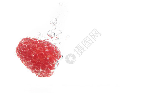一只草莓坠落到白底的孤立水中用大量的气泡沉入水中复制右边的空间蓝莓坠落到白底的孤立水中图片