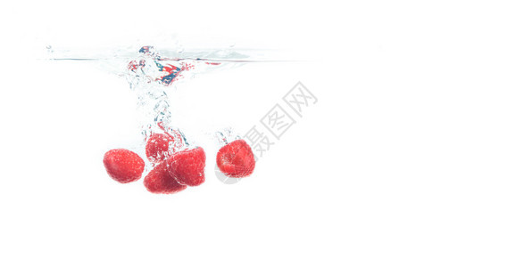 草莓坠落到白底的孤立水中在下沉入大量气泡向右复制空间蓝莓坠落到白底的孤立水中图片