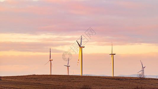 农村地区的风力涡轮机生态概念农村地区的风力涡轮机图片