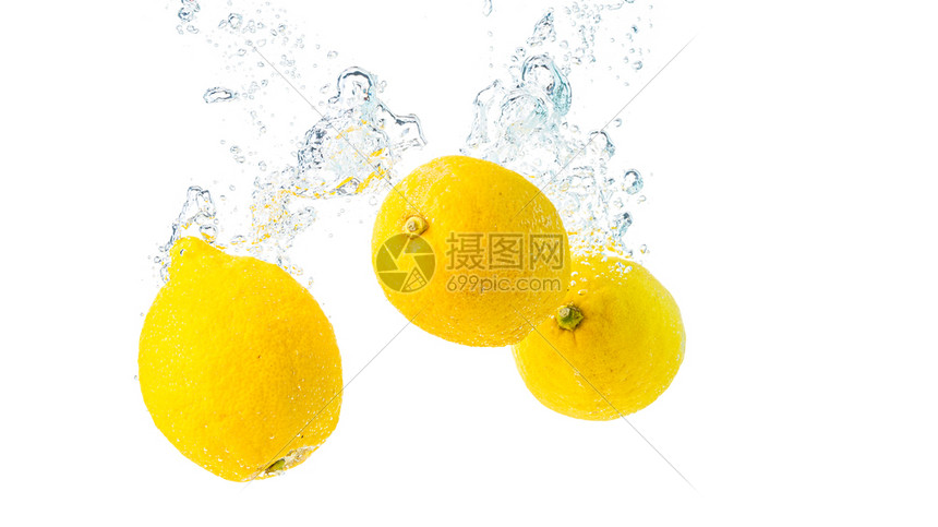 柠檬喷入水中沉白底美味健康的食物沉入白底图片