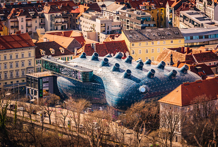 奥地利格拉茨20年3月1日奥地利格拉茨Kunthaus艺术博物馆的顶部与周围地堡顶相对立奥地利格拉茨Kunthaus艺术博物馆顶图片