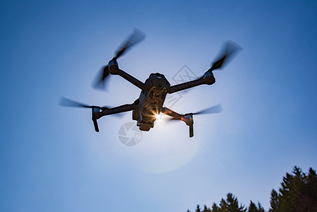 无人飞机在空中执行任务图片