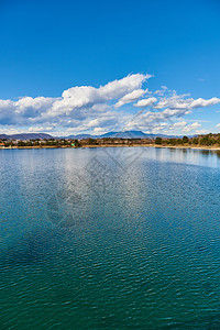 沙瓦兹尔湖及周围小山图片