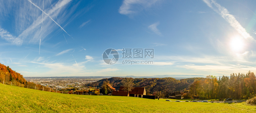 城市景林和草原的秋天观光空晴朗云雾小阳光明亮风晴朗图片