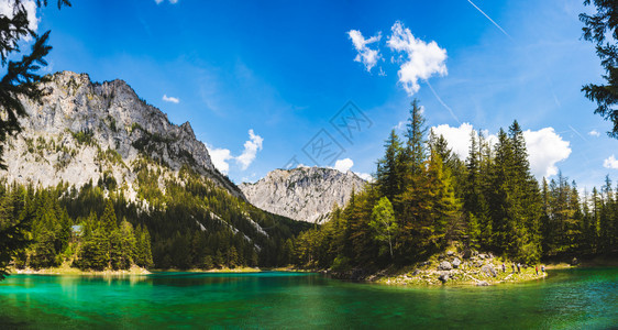 阿尔卑斯山湖全景称为绿GrunerSee访问旅游目的地方奥利施蒂里亚的Sunny夏季日奥地利施蒂里亚绿湖全景访问旅游目的地Gru图片