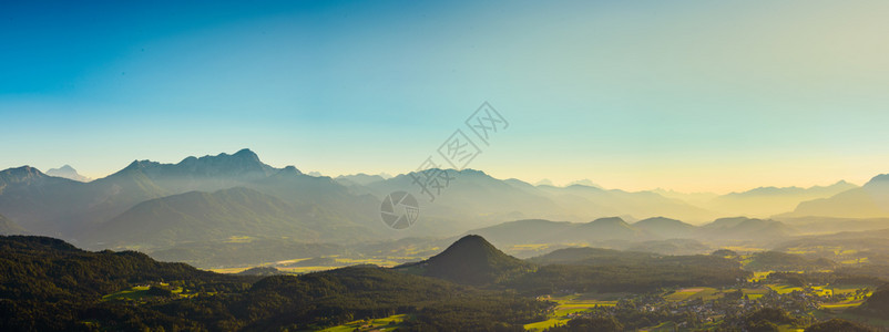 奥地利沃瑟西卡恩湖和山的全景图从湖上的金字塔塔和克拉根福地区俯瞰奥地利沃瑟塞卡滕旅游区全景湖和山图片