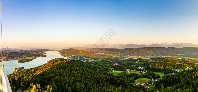 奥地利沃瑟西卡恩湖和山的全景图从湖上的金字塔塔和克拉根福地区俯瞰奥地利沃瑟塞卡滕旅游区全景湖和山图片