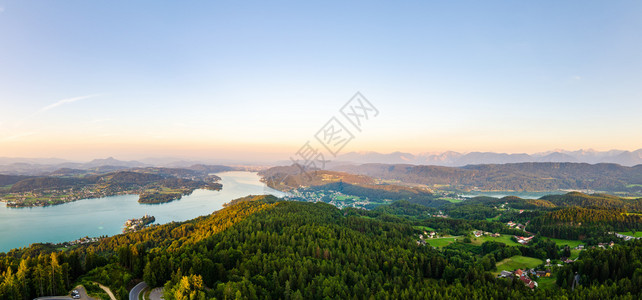 奥地利沃瑟西卡恩湖和山的全景图从湖上的金字塔塔和克拉根福地区俯瞰奥地利沃瑟塞卡滕旅游区全景湖和山图片