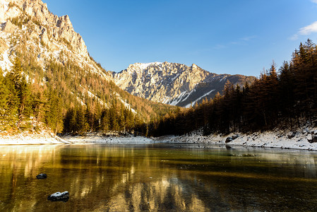 旅游目的地格鲁纳湖冬季见特拉戈斯旅游点位于霍希瓦布的石灰阿尔卑斯奥地利施蒂里亚著名的绿湖和平山景旅游目的地格鲁纳湖冬季见图片