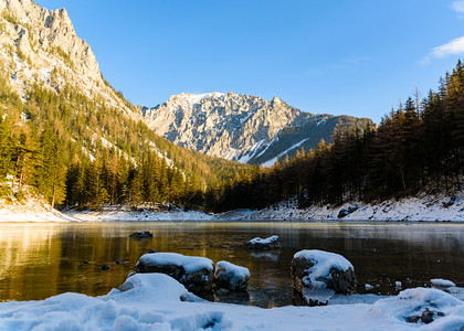 旅游目的地格鲁纳湖冬季见特拉戈斯旅游点位于霍希瓦布的石灰阿尔卑斯奥地利施蒂里亚著名的绿湖和平山景旅游目的地格鲁纳湖冬季见图片