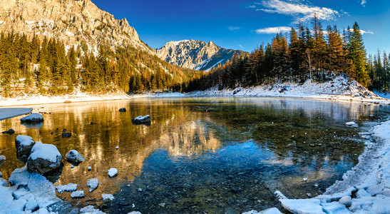 在奥地利施蒂里亚与著名的绿湖和平山区景色在冬季旅游目的地格鲁纳湖在Hoghschwab的石灰阿尔卑斯的特拉戈旅游点在冬季目的地格图片