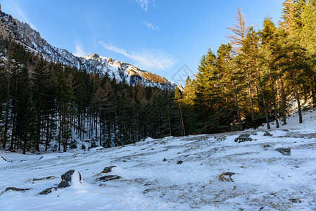 在奥地利施蒂里亚与著名的绿湖和平山区景色在冬季旅游目的地格鲁纳湖在Hoghschwab的石灰阿尔卑斯的特拉戈旅游点在冬季目的地格图片