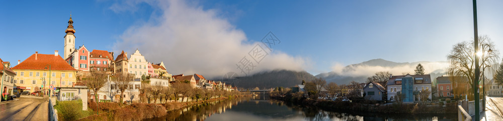 奥地利StyriaMur河对面的Frohnleiten全景小镇Mur教区堂城镇和河流的景象著名旅行目地著名旅行目地图片