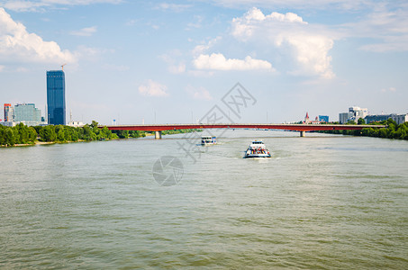 2013年7月9日多瑙河船只建筑物和天空的视图旅游目地奥利维也纳多瑙河图片