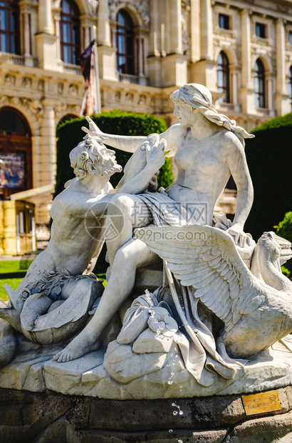 2013年7月日维也纳奥地利自然和艺术历史博物馆旁边带有公园和雕塑的喷泉美景旅游目的地维也纳自然和艺术历史博物馆旁边的喷泉美景图片