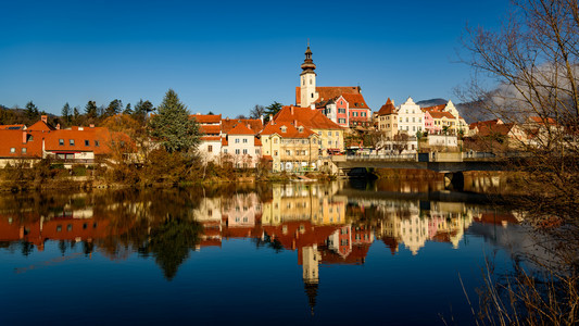 Frohnleitenstyria奥地利年1月8日mur 河上的frohnleiten小镇在教区教堂城镇和穆尔河欣赏风景著高清图片下载 正版图片 摄图网