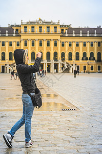 2013年月2日奥地利维也纳2013年月2日维也纳013年月2日维也纳Schonbrunn宫殿广场的年轻妇女拍照2013年月2日图片