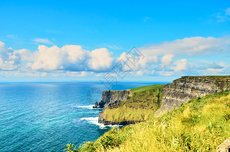 爱尔兰克莱县的莫赫人裂缝最受欢迎的旅游目地之一夏日图片