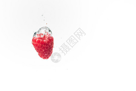 草莓漂浮在水晶清中空气泡在水下沉没图片