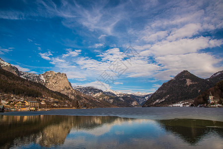 在奥地利格伦德尔西晴朗的寒冷地貌蓝色的天空冬冰冻的湖图片