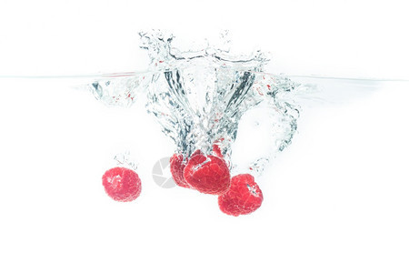 一群多汁美味的花生莓漂浮在水面上沉没孤立在白色背景上喷洒食物摄影一群花生莓喷洒到水面上下沉孤立在白色背景上喷洒食物摄影图片