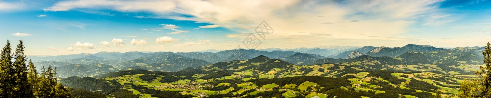 夏季从奥地利施蒂里亚的格拉茨舒克尔山日落时的全景色著名的旅游目地打人和山骑车地点图片