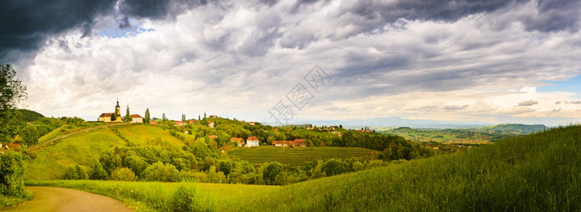 奥利匹克奥地利葡萄园景观察Kitzeck小村的全景酒国南部Styria的Leibnitz地区奥利葡萄园景观Kitzeck小村的全景背景