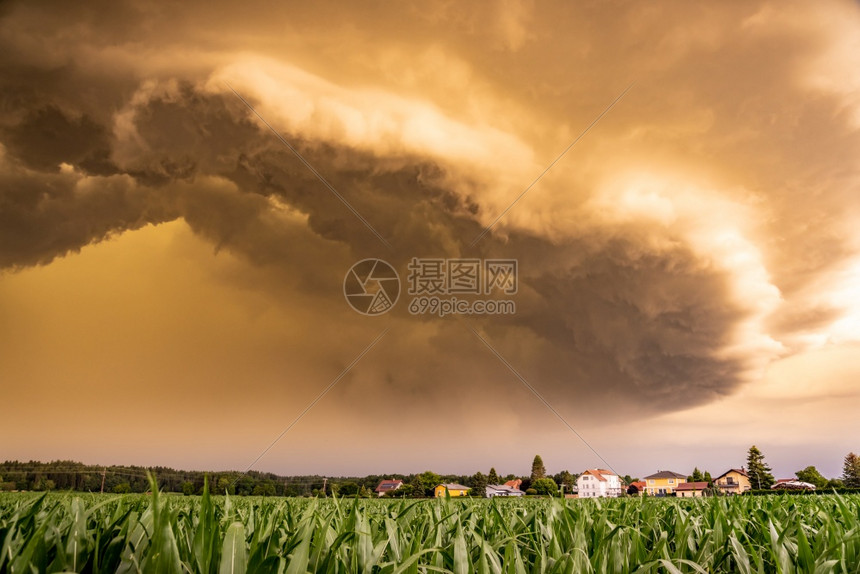 一片可怕的黑暗雷暴全景接近小村庄流过玉米田恐怖的黑暗雷暴全景逼近了图片