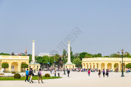 奥地利维也纳201378Schonbrunn帝国宫殿财产入口处的视图许多游客走过旅目的地教科文组织在奥地利维也纳Schonbru图片