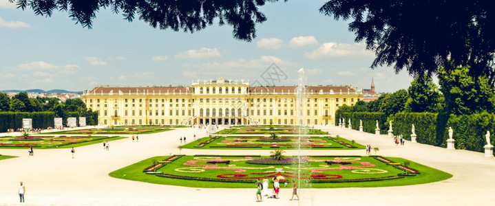 201378在Schonbrunn宫殿花园观看教科文组织通过花园旅行的游客图片