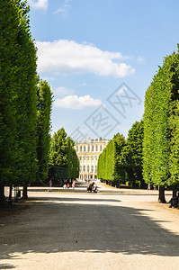 奥地利维也纳201378年花园和Schonbrunn帝国宫殿的景色旅游者步行和拍摄许多喷泉之一的照片著名旅游目地教科文组织维也纳图片