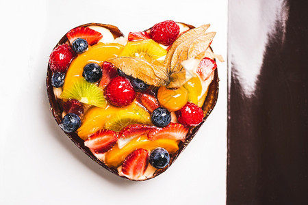 心形水果海绵蛋糕餐桌上方盘的水果塔特健康甜食背景文本空间心形水果海绵蛋糕1图片