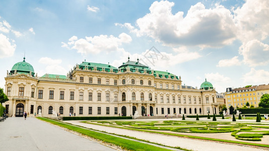奥地利维也纳2013年7月9日关于著名的SchlossBelvedere的展望JohannLukasvonHildebrandt图片