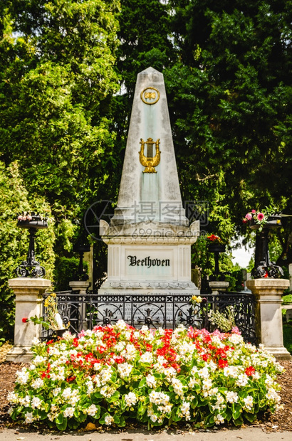 奥地利维也纳2013年7月2日贝多芬在维也纳中央的树木间碑贝多芬在维也纳中央的碑图片