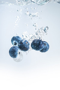 水果排列有机蓝莓沉入水中空气泡是白色的有机蓝莓沉入清澈的水中背景