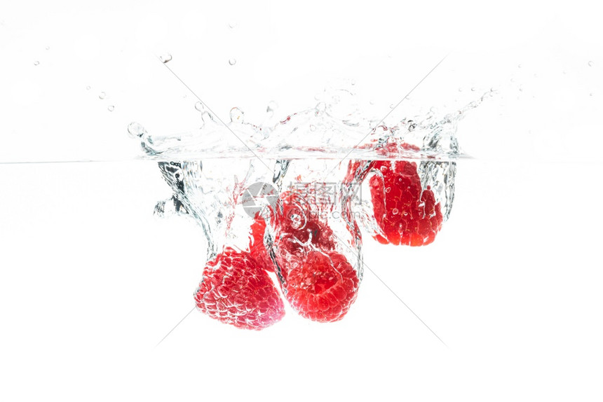 白色背景的新鲜草莓健康食品概念白色背景的淡水草莓图片