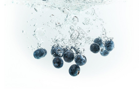 蓝莓在水下沉没空气泡孤立在白色背景上Berry水果主题蓝莓在水下沉没空气泡孤立在白色背景上图片
