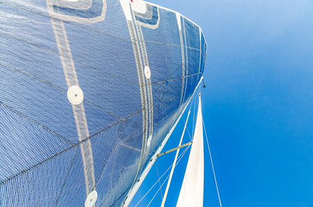 复制空间背景一艘Catamaran帆船在清蓝天空上航行图片