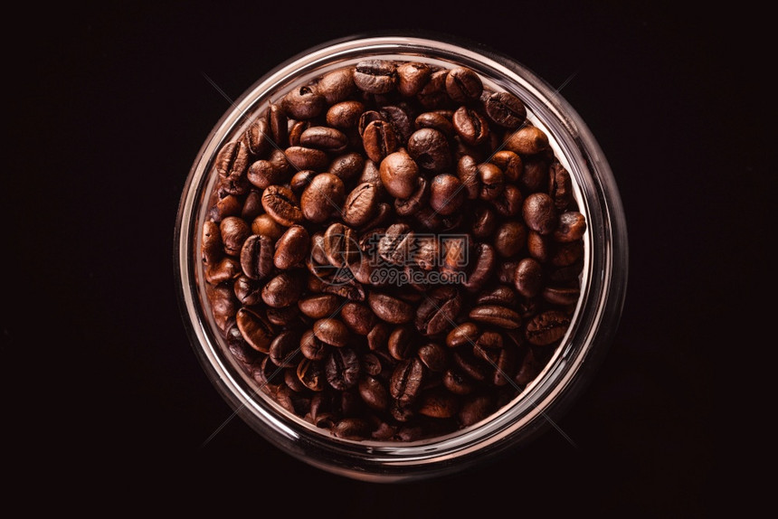 咖啡豆放在玻璃罐里黑色背景从顶部看咖啡豆放在玻璃罐里黑色背景图片