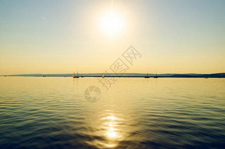 著名的Neusiedl湖布尔金兰在湖上航行的船只图片