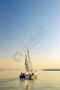 奥地利布尔根兰Neusiedlersee湖上的Catamaran夏季度假旅游点目的地图片